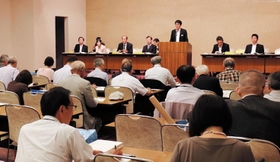 選挙運動の手順について説明を受ける出席者＝兵庫県民会館