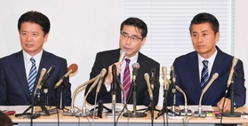 衆院選の第１次公認候補を発表し、記者会見する希望の党の若狭前衆院議員（中央）と細野元環境相。左は民進党の玄葉総合選対本部長代行＝３日午後、国会