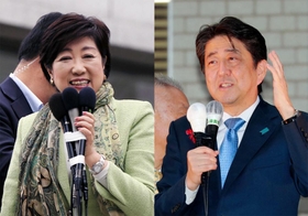 宝塚市内でかつて地盤だった兵庫とのつながりをアピールし支持を訴える希望の党・小池百合子代表（左）と、神戸市内で経済政策や北朝鮮対応などの実績を前面に押し出し、安定感を強調する安倍晋三首相＝ともに１４日（撮影・三津山朋彦、斎藤雅志）