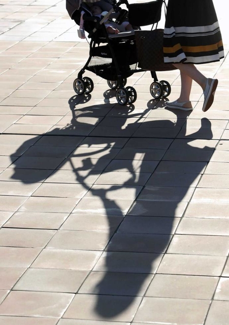 育児と介護を同時に担い、やむなく離職する女性は少なくない。「ダブルケア」は女性活躍と切り離せない課題になっている＝神戸市中央区（撮影・吉田敦史）