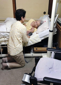 １００歳を超す義母を自宅で介護する女性。急増する社会保障費の財源をどう確保するかは大きな課題だ＝明石市内（撮影・中西大二）
