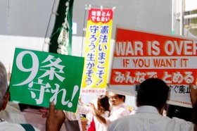 衆院選公示日に実施された改憲反対パレード。強引さが目立つ安倍首相の政権運営に護憲派グループは危機感をにじませる＝１０日、神戸市内（撮影・大山伸一郎）