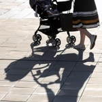 育児と介護を同時に担い、やむなく離職する女性は少なくない。「ダブルケア」は女性活躍と切り離せない課題になっている＝神戸市中央区（撮影・吉田敦史）