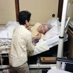 １００歳を超す義母を自宅で介護する女性。急増する社会保障費の財源をどう確保するかは大きな課題だ＝明石市内（撮影・中西大二）