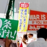 衆院選公示日に実施された改憲反対パレード。強引さが目立つ安倍首相の政権運営に護憲派グループは危機感をにじませる＝１０日、神戸市内（撮影・大山伸一郎）