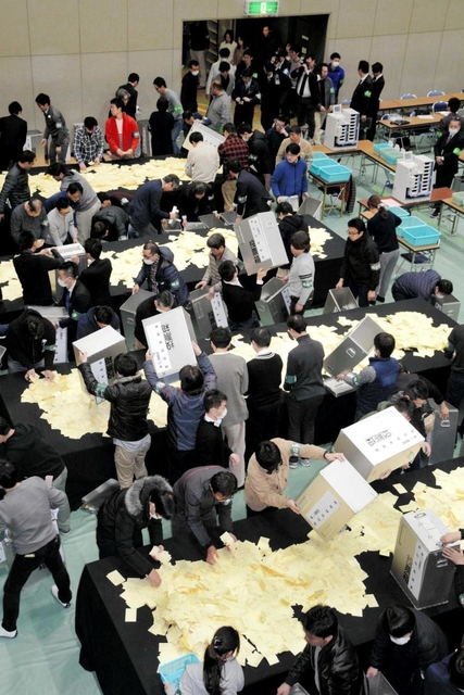 明石市長選の開票作業。選管職員の勤務は深夜に及んだ＝３月１７日、明石市大久保町松陰