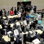 明石市長選の開票作業。選管職員の勤務は深夜に及んだ＝３月１７日、明石市大久保町松陰