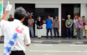 参院選候補者の街頭演説を聴く有権者ら＝１１日午後、豊岡市中央町（撮影・末吉佳希、画像の一部を加工しています）