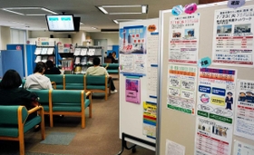 職を求め、相談窓口の順番を待つ人々＝神戸市中央区、ハローワーク神戸