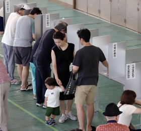 投票用紙に記入する有権者たち＝２１日午前、神戸市中央区港島中町３、港島学園（撮影・吉田敦史）