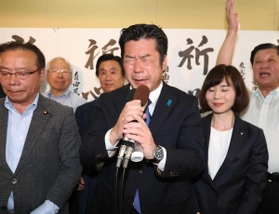 苦戦の末に初当選を果たし、感極まった表情を見せる加田裕之氏＝２１日午後１１時５７分、神戸市中央区加納町２（撮影・辰巳直之）