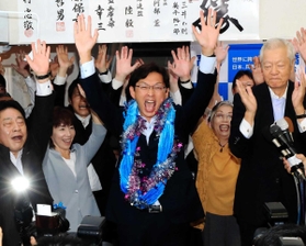万歳で支援者らと初当選を喜ぶ高橋光男氏（中央）＝２１日午後１０時５０分、神戸市中央区布引町３（撮影・鈴木雅之）