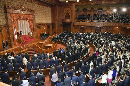 　参院本会議場＝１月