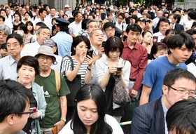 　街頭演説の会場に集まった有権者ら＝９日午後、松山市