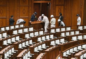 　参院本会議場のバリアフリー化に向けて、いすを取り外す作業員ら＝２８日午前