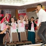 　比例代表で１議席獲得が決まり、会場の支持者らと喜ぶ政治団体「れいわ新選組」の山本太郎代表（右端）＝２１日午後８時６分、東京都内のホテル