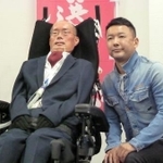 　７月３日、参院選比例区での出馬を表明する山本太郎氏（右）とＡＬＳ患者の船後靖彦氏（左）