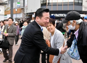 有権者に握手を求める立憲民主党の福山哲郎幹事長＝３１日午前、ＪＲ姫路駅前