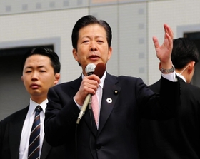 演説する公明党の山口那津男代表＝３１日午後、阪急川西能勢口駅前