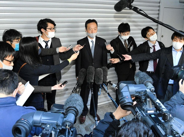 自民党兵庫県連の選挙対策委員会後、取材に応じる県議（中央）＝４月、神戸市中央区