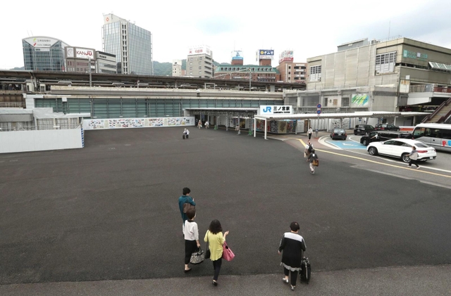 計画が遅れ、イベント会場になっているＪＲ三ノ宮駅ビルの建設予定地＝神戸市中央区雲井通８（撮影・長嶺麻子）