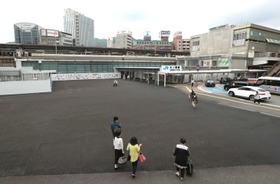 計画が遅れ、イベント会場になっているＪＲ三ノ宮駅ビルの建設予定地＝神戸市中央区雲井通８（撮影・長嶺麻子）