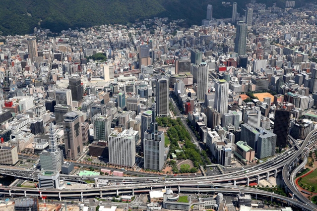大型開発事業が相次いで計画されている神戸市の都心部＝２０２０年８月