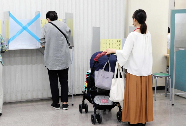 子連れで期日前投票をする女性＝神戸市中央区雲井通５