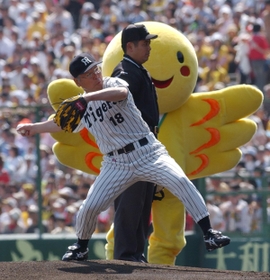 阪神タイガースの公式戦で始球式に臨んだ井戸敏三知事＝２００５年５月、阪神甲子園球場