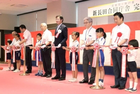 テープカットで新長田合同庁舎の完成を祝う兵庫県、神戸市の関係者＝２０１９年７月、神戸市長田区二葉町５