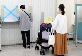 子連れで期日前投票をする女性＝神戸市中央区雲井通５