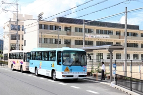 青垣小学校の全校児童の約７割が利用するスクールバス＝丹波市青垣町佐治