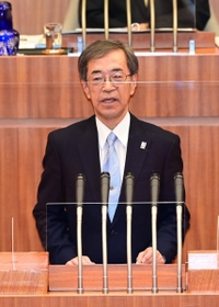 兵庫県議会本会議で立候補の意向を表明する金沢和夫副知事＝２４日午前１１時４０分、県議会本会議場（撮影・秋山亮太）