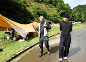 スキー場のゲレンデを利用して始めたキャンプ場に立つ山根さん（左）と池田さん＝宍粟市波賀町戸倉