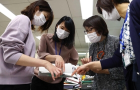 対応に追われる保健師＝５月１２日、神戸市中央区雲井通５、神戸市中央区役所の保健センター（撮影・鈴木雅之）