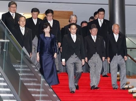　初閣議後、記念撮影に臨む岸田文雄首相（前列中央）と閣僚ら