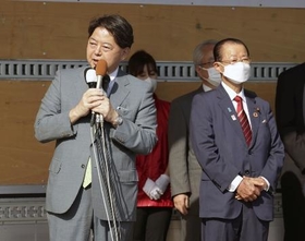 　７日、参院山口選挙区補欠選挙で候補者の応援演説をする林芳正元文科相。右は河村建夫元官房長官＝山口市