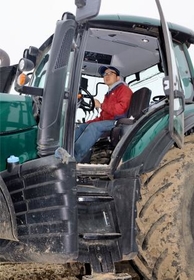 　トラクターに乗る外山隆祥さん＝１６日、北海道帯広市