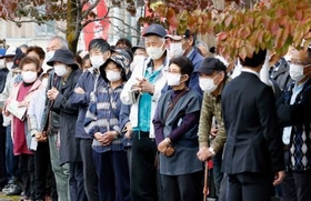 　衆院選の街頭演説を聞く有権者ら＝２０日午前、福島県伊達市