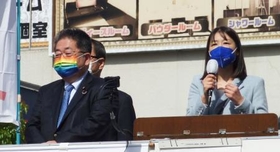 　衆院選の共産党候補の応援に駆け付けた同党の小池晃書記局長（左）と、立憲民主党の塩村文夏参院議員＝２１日午前、東京都大田区