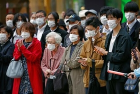 　街頭演説に集まった人たち＝２２日午後、浜松市