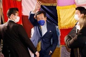 　市民団体のイベントでの演説を終え、手を振って引き揚げる立憲民主党の枝野代表（中央）＝２３日夜、東京・新宿