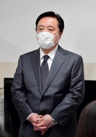 　東京５区で敗北し、敗戦の弁を述べる自民党の若宮健嗣氏＝１日未明、東京都世田谷区