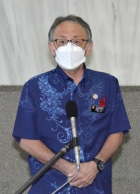 　報道陣の取材に応じる沖縄県の玉城デニー知事＝１日午前、県庁