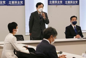 　執行役員会であいさつする立憲民主党の枝野代表（奥左）。敗北した衆院選の責任を取り、辞任する意向を表明した＝２日午後、国会