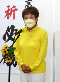 　愛媛選挙区で落選が決まり、支援者らにあいさつする無所属の高見知佳氏＝１０日夜、松山市