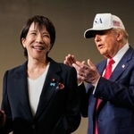 　米海軍横須賀基地に寄港した米空母上で演説する高市早苗首相（左）とトランプ米大統領＝２０２５年１０月（ＡＰ＝共同）