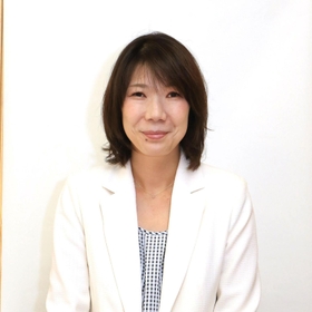 栄奈津子氏