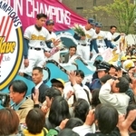 オリックスの日本一パレードでファンに手を振るイチロー選手（車上左端）ら＝１９９６年１１月１７日、神戸市中央区　　　　　　　　　　　　　　　　　　　