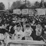 大勢のファンに囲まれたパレードのオープンカー。中央に乗っているのが藤本定義監督と、孫の義人さん＝１９６２年１０月